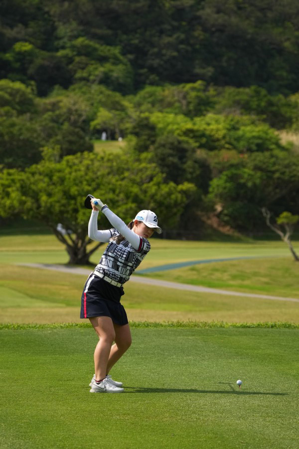 吉田優利のドライバースイング（後方）連続写真【2022年ダイキンオーキッドレディスゴルフトーナメント】