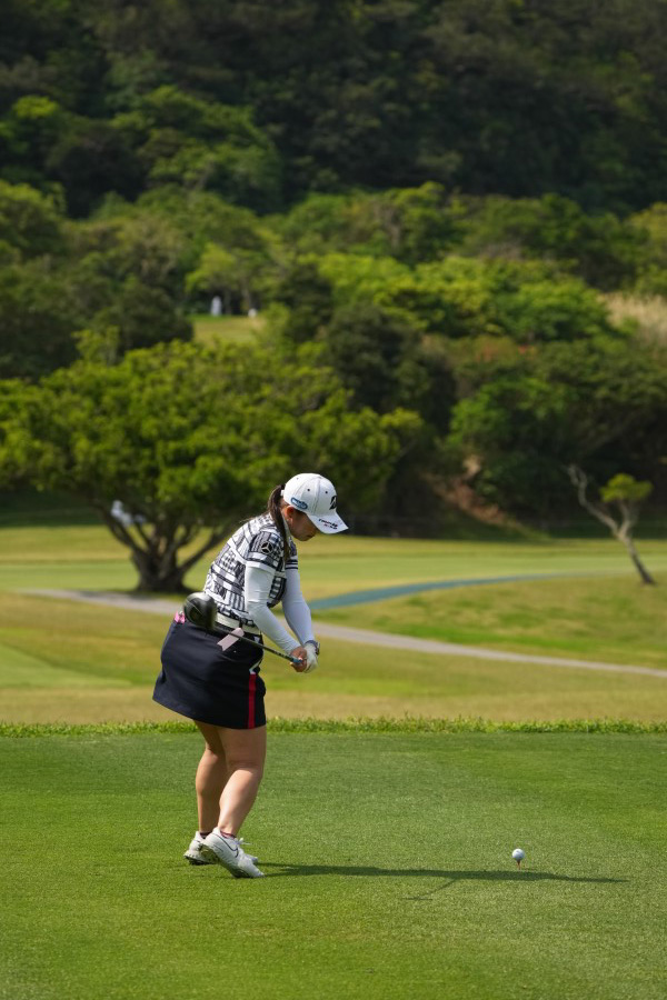 吉田優利のドライバースイング（後方）連続写真【2022年ダイキンオーキッドレディスゴルフトーナメント】