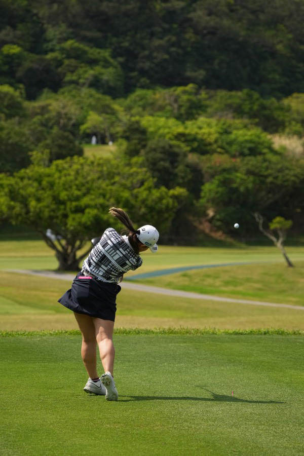 吉田優利のドライバースイング（後方）連続写真【2022年ダイキンオーキッドレディスゴルフトーナメント】