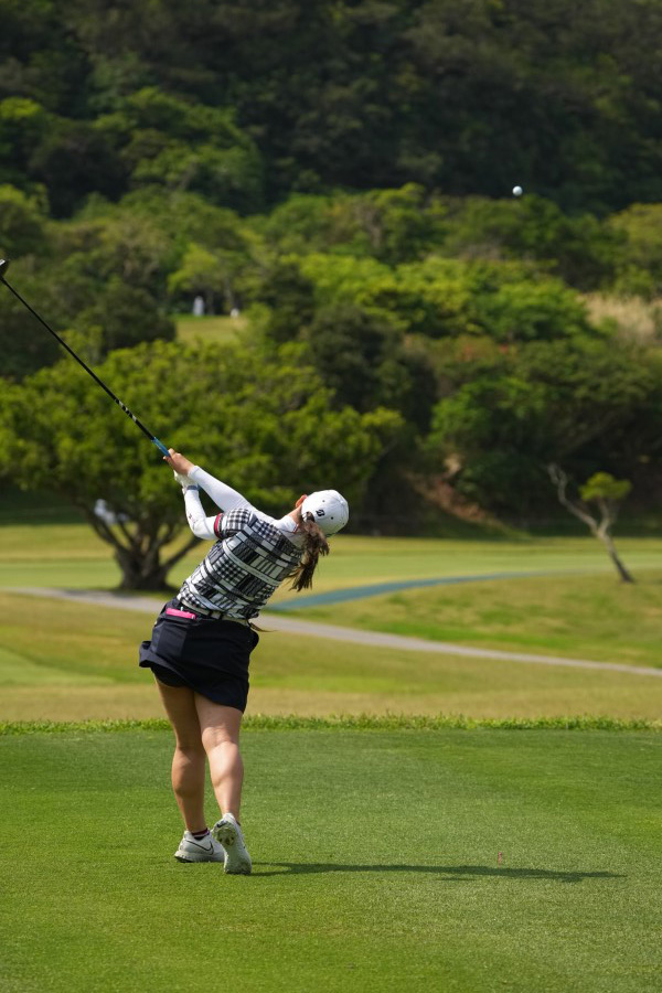 吉田優利のドライバースイング（後方）連続写真【2022年ダイキンオーキッドレディスゴルフトーナメント】
