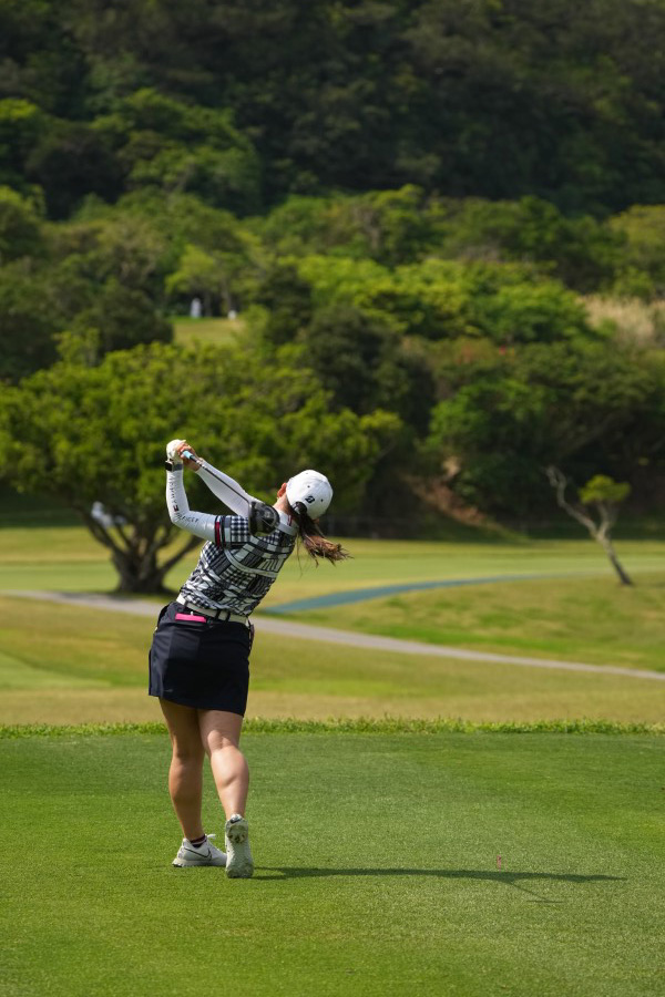 吉田優利のドライバースイング（後方）連続写真【2022年ダイキンオーキッドレディスゴルフトーナメント】
