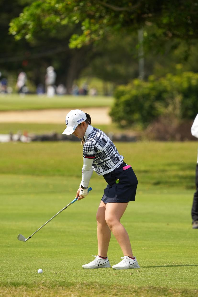 吉田優利のアイアンスイング（斜め前方）連続写真【2022年ダイキンオーキッドレディスゴルフトーナメント】