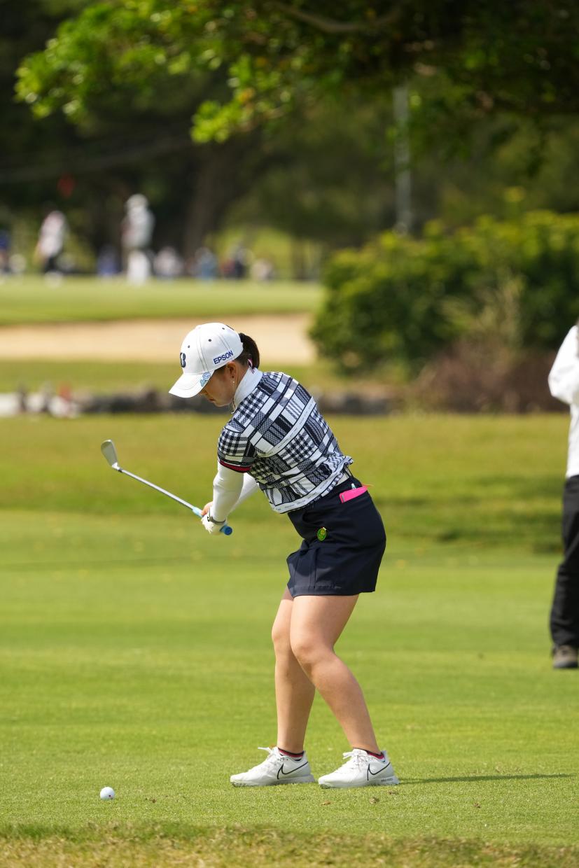 吉田優利のアイアンスイング（斜め前方）連続写真【2022年ダイキンオーキッドレディスゴルフトーナメント】
