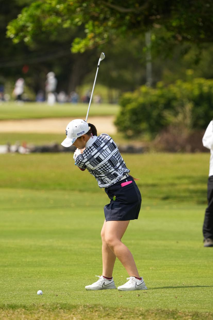 吉田優利のアイアンスイング（斜め前方）連続写真【2022年ダイキンオーキッドレディスゴルフトーナメント】