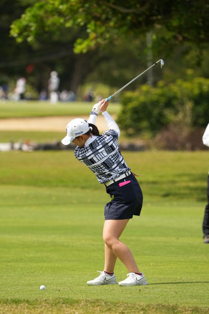 吉田優利のアイアンスイング（斜め前方）連続写真【2022年ダイキンオーキッドレディスゴルフトーナメント】