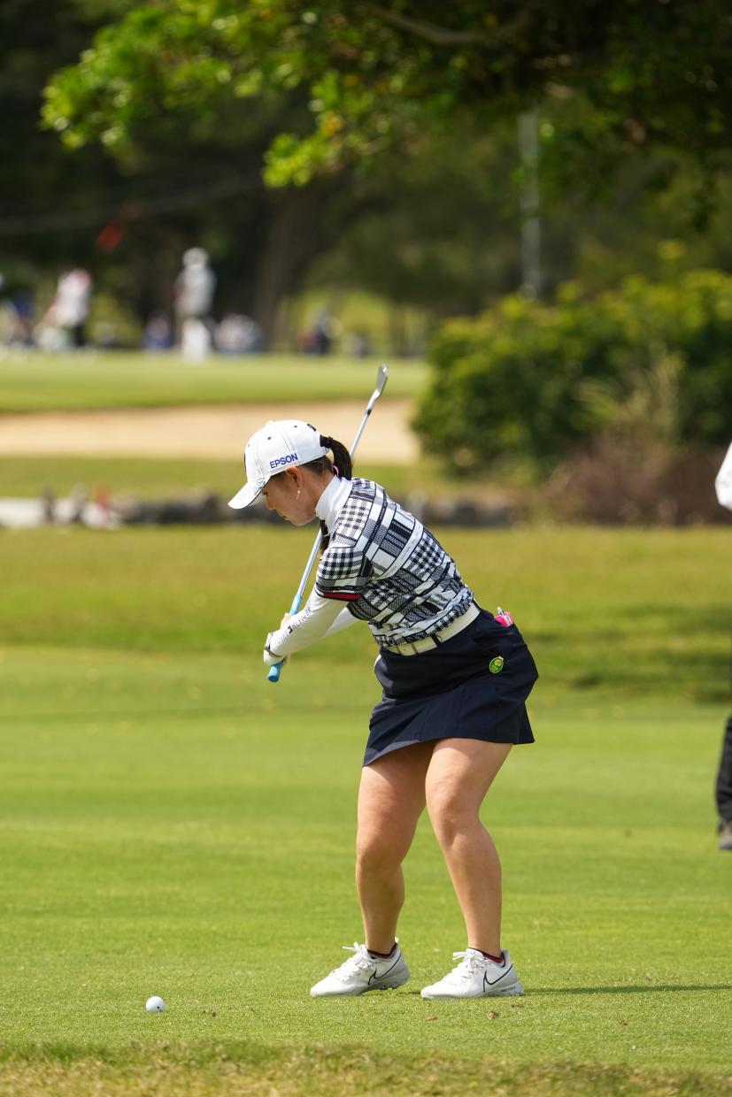 吉田優利のアイアンスイング（斜め前方）連続写真【2022年ダイキンオーキッドレディスゴルフトーナメント】