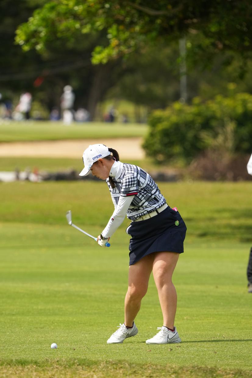 吉田優利のアイアンスイング（斜め前方）連続写真【2022年ダイキンオーキッドレディスゴルフトーナメント】