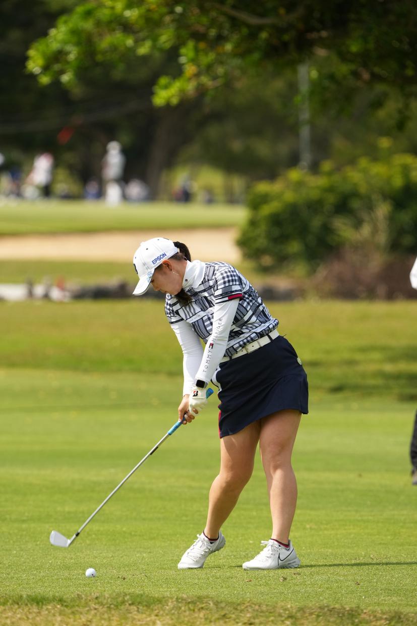 吉田優利のアイアンスイング（斜め前方）連続写真【2022年ダイキンオーキッドレディスゴルフトーナメント】