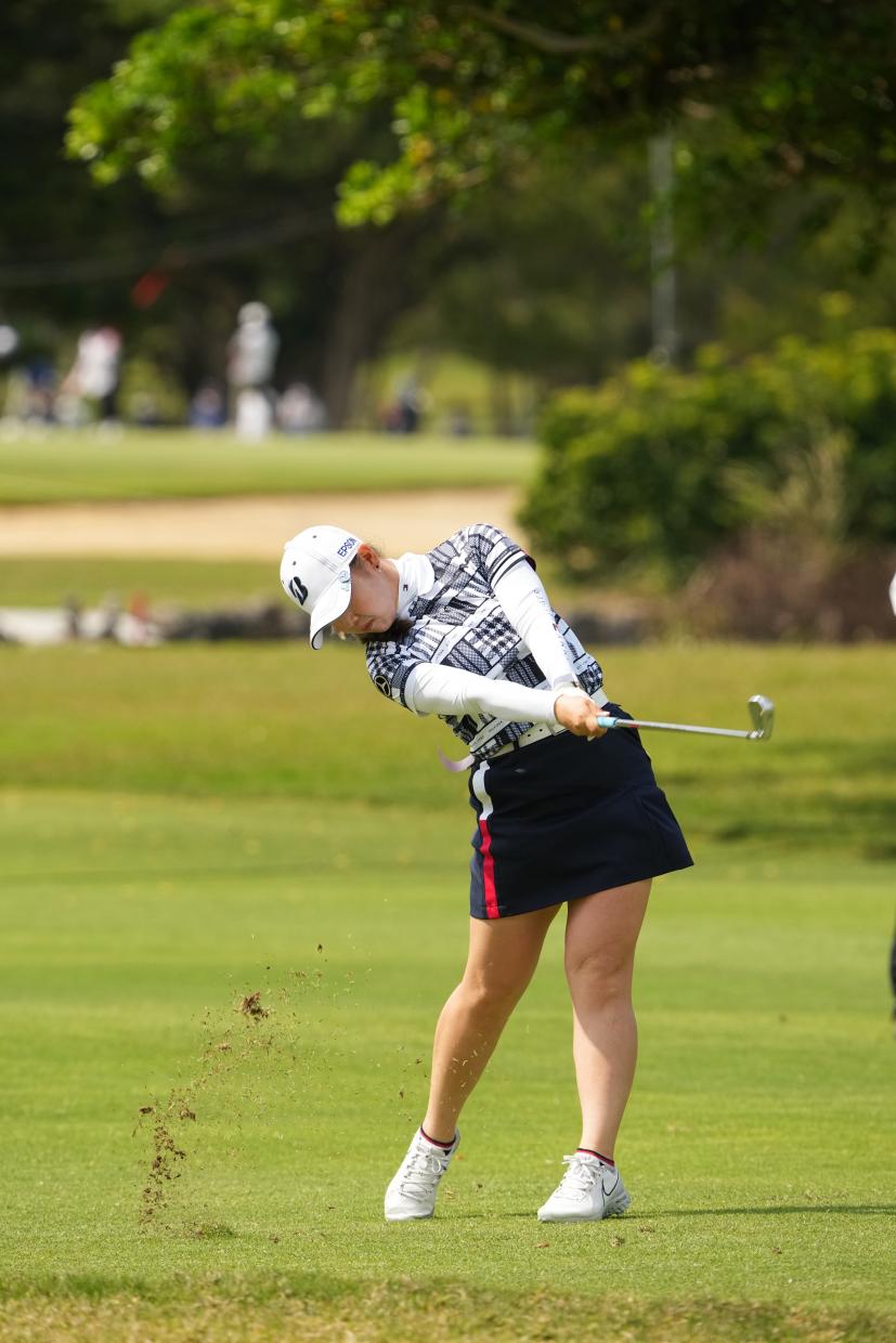 吉田優利のアイアンスイング（斜め前方）連続写真【2022年ダイキンオーキッドレディスゴルフトーナメント】