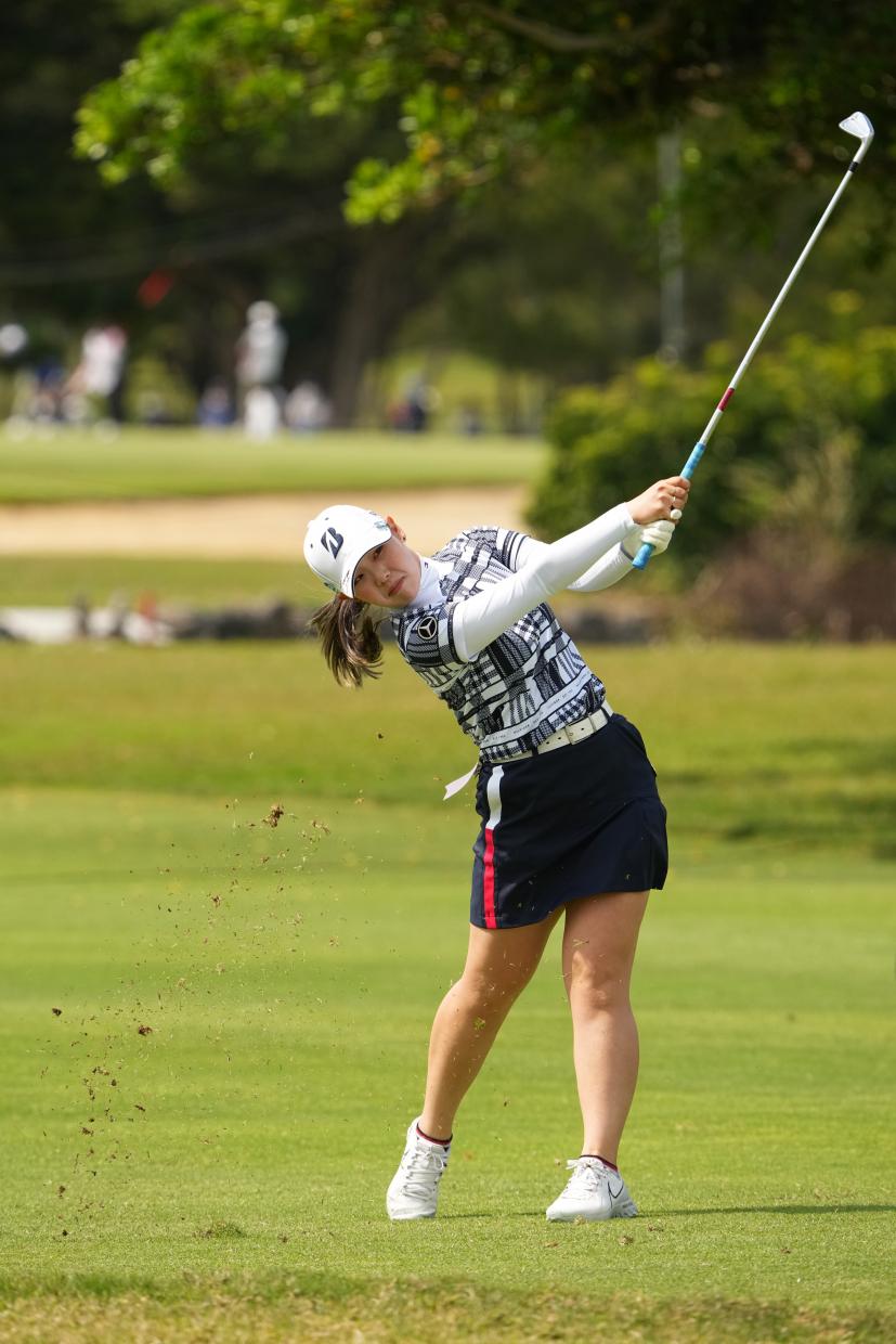 吉田優利のアイアンスイング（斜め前方）連続写真【2022年ダイキンオーキッドレディスゴルフトーナメント】