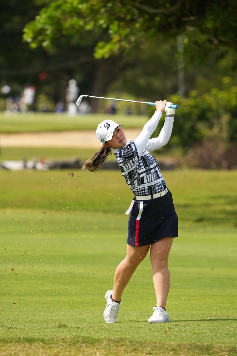 吉田優利のアイアンスイング（斜め前方）連続写真【2022年ダイキンオーキッドレディスゴルフトーナメント】