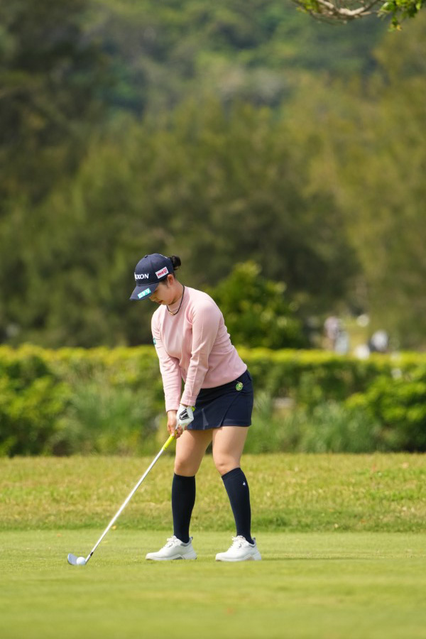 小祝さくらのアイアンスイング（斜め前方）連続写真【2022年ダイキンオーキッドレディスゴルフトーナメント】