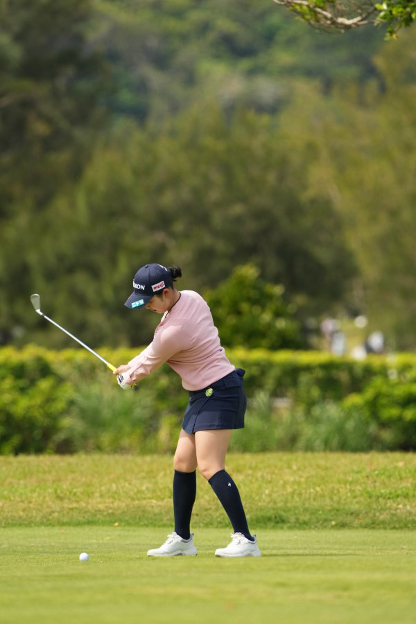 小祝さくらのアイアンスイング（斜め前方）連続写真【2022年ダイキンオーキッドレディスゴルフトーナメント】