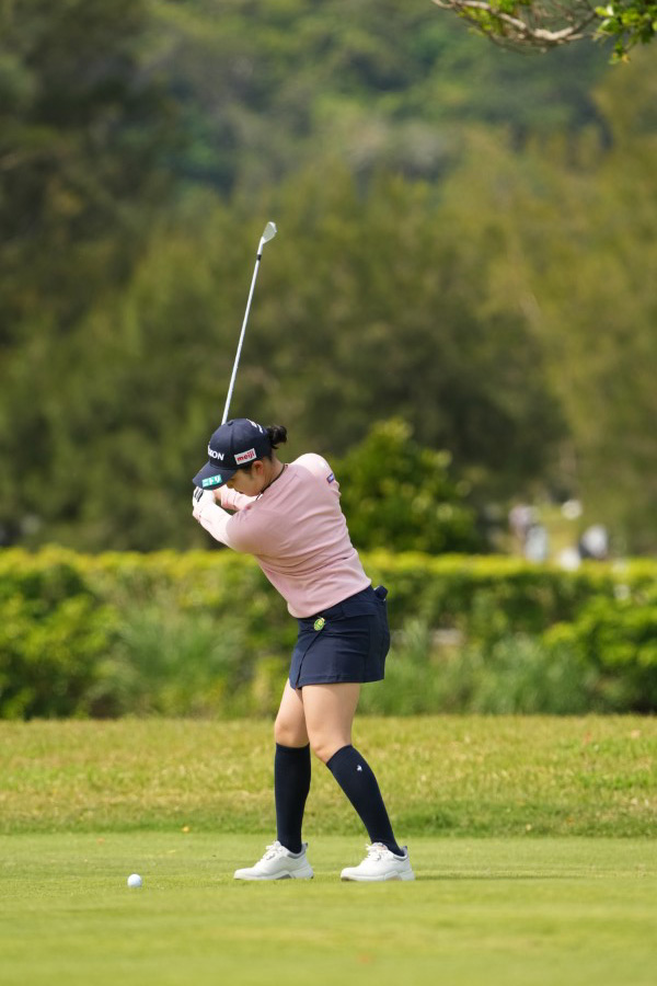 小祝さくらのアイアンスイング（斜め前方）連続写真【2022年ダイキンオーキッドレディスゴルフトーナメント】