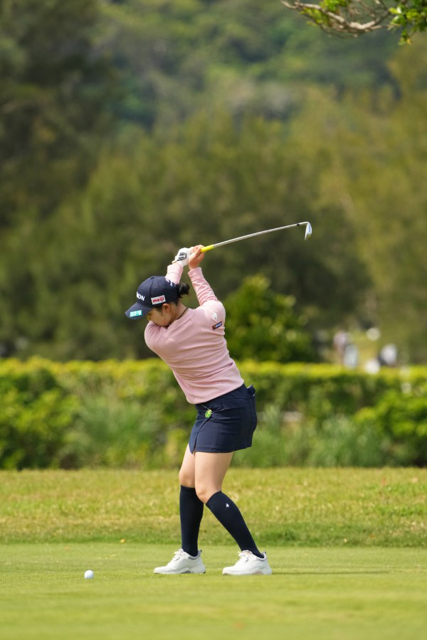 小祝さくらのアイアンスイング（斜め前方）連続写真【2022年ダイキンオーキッドレディスゴルフトーナメント】