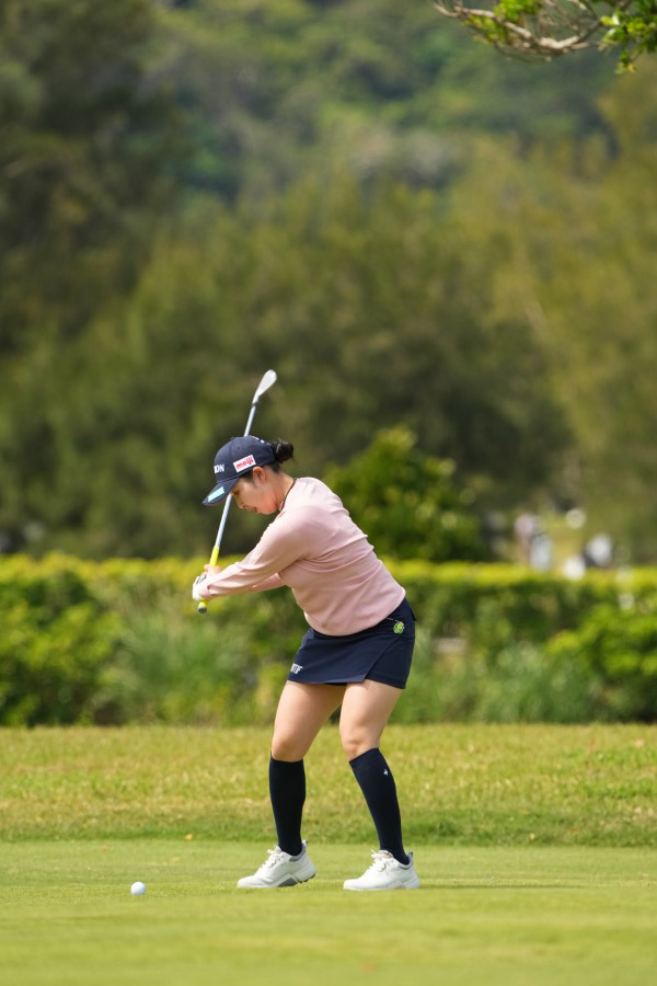 小祝さくらのアイアンスイング（斜め前方）連続写真【2022年ダイキンオーキッドレディスゴルフトーナメント】