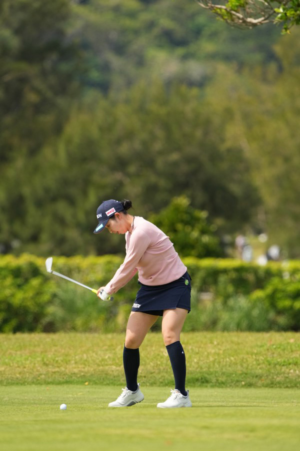 小祝さくらのアイアンスイング（斜め前方）連続写真【2022年ダイキンオーキッドレディスゴルフトーナメント】