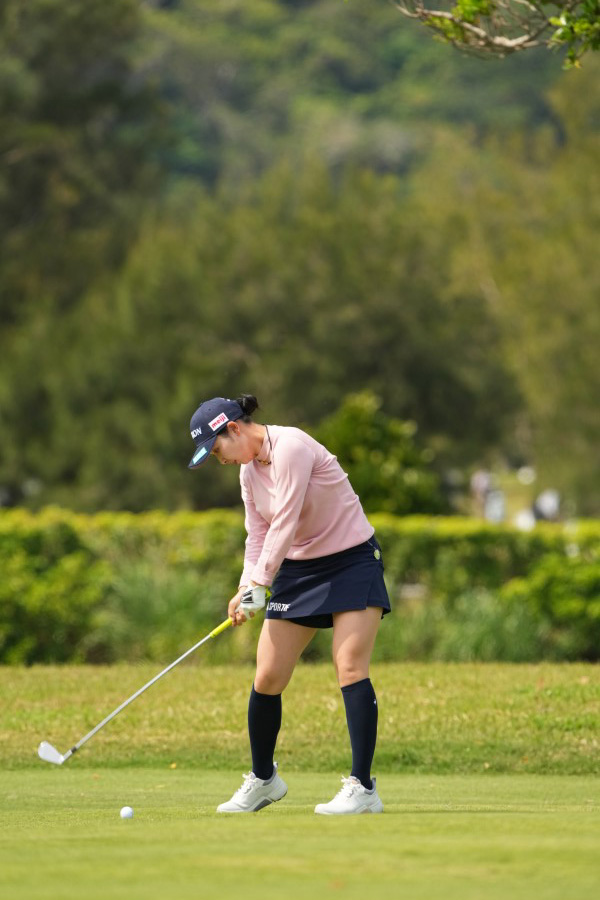 小祝さくらのアイアンスイング（斜め前方）連続写真【2022年ダイキンオーキッドレディスゴルフトーナメント】