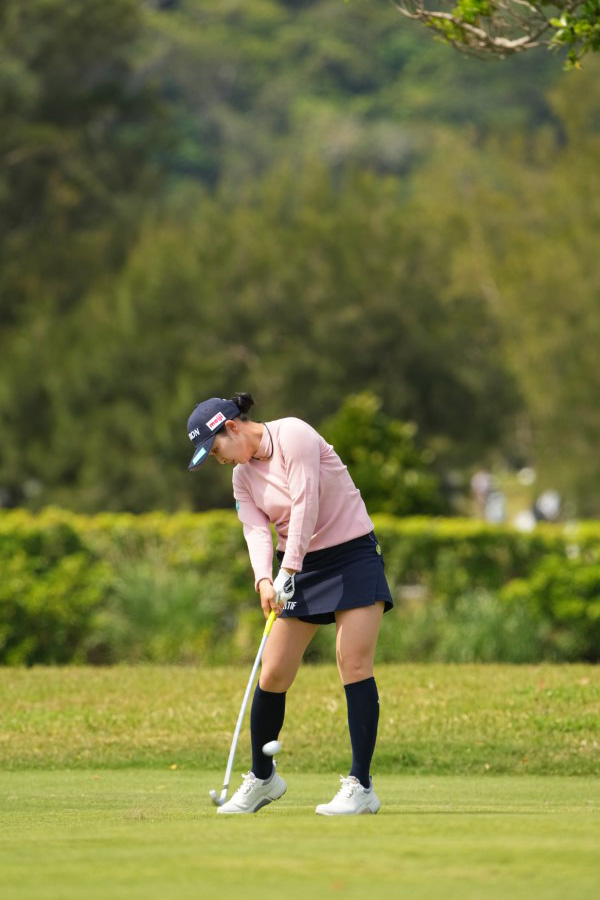 小祝さくらのアイアンスイング（斜め前方）連続写真【2022年ダイキンオーキッドレディスゴルフトーナメント】