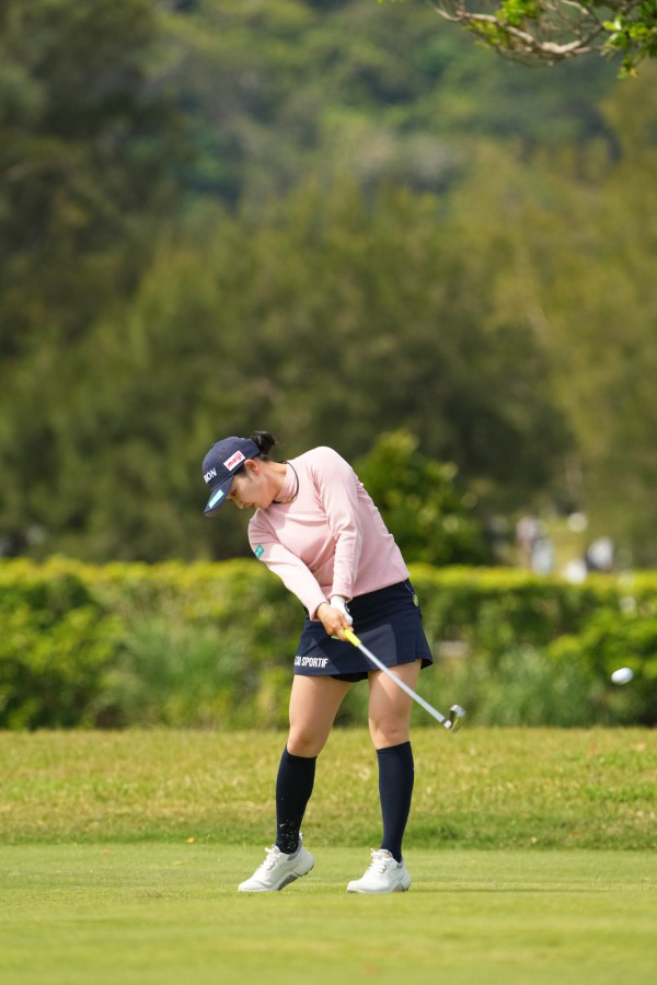 小祝さくらのアイアンスイング（斜め前方）連続写真【2022年ダイキンオーキッドレディスゴルフトーナメント】
