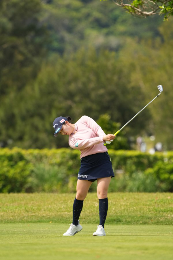 小祝さくらのアイアンスイング（斜め前方）連続写真【2022年ダイキンオーキッドレディスゴルフトーナメント】