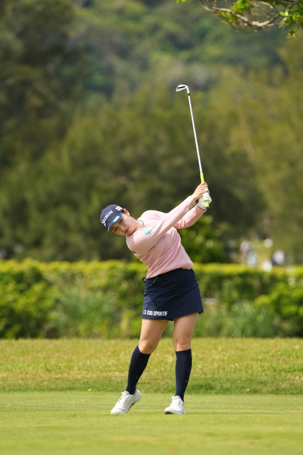 小祝さくらのアイアンスイング（斜め前方）連続写真【2022年ダイキンオーキッドレディスゴルフトーナメント】
