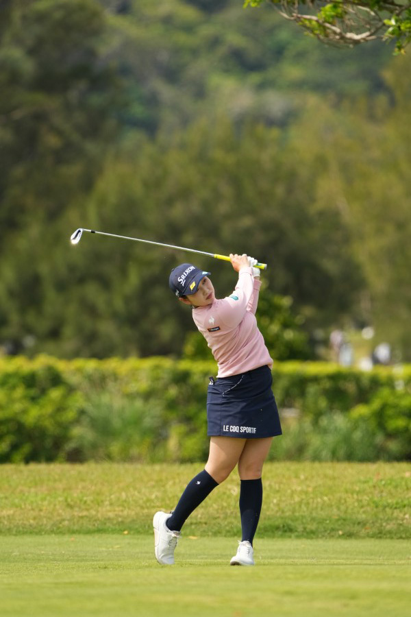 小祝さくらのアイアンスイング（斜め前方）連続写真【2022年ダイキンオーキッドレディスゴルフトーナメント】