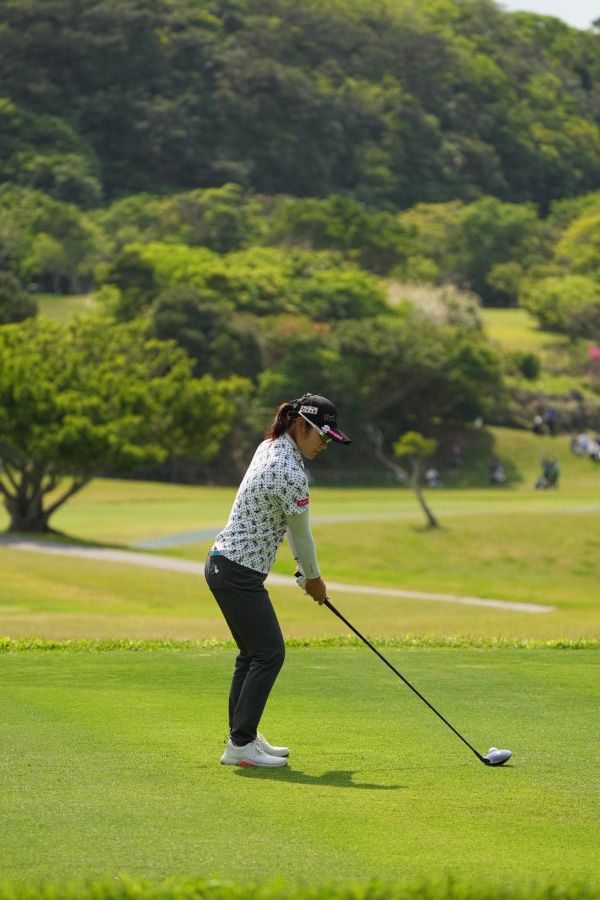 藤田さいきのドライバースイング（後方）連続写真【2022年ダイキンオーキッドレディスゴルフトーナメント】