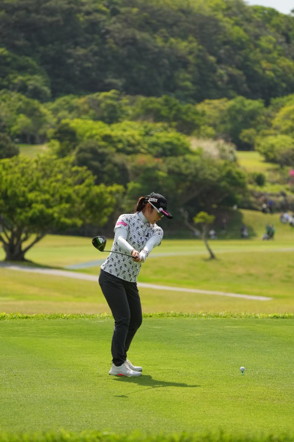 藤田さいきのドライバースイング（後方）連続写真【2022年ダイキンオーキッドレディスゴルフトーナメント】