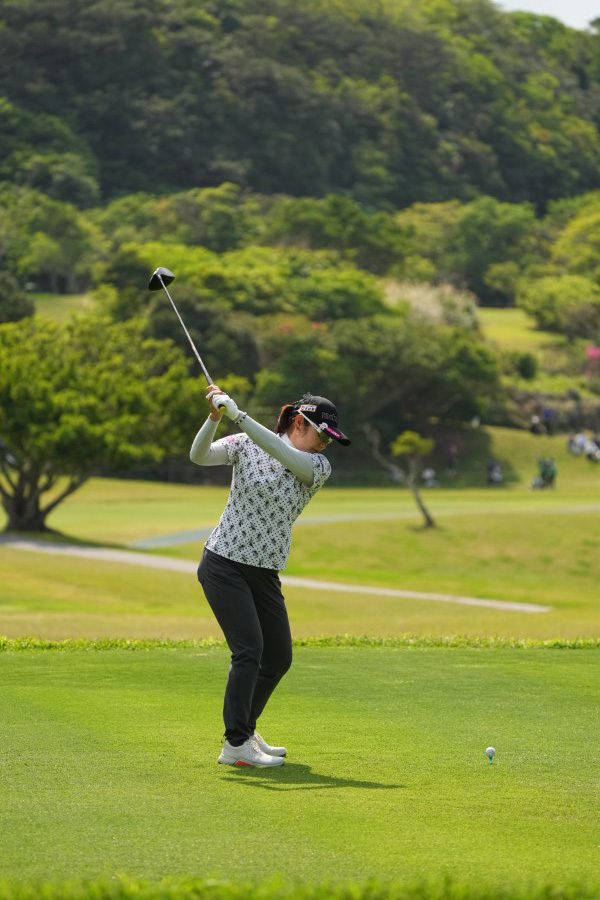 藤田さいきのドライバースイング（後方）連続写真【2022年ダイキンオーキッドレディスゴルフトーナメント】