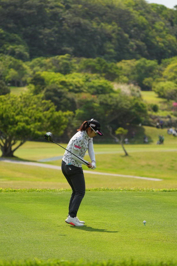 藤田さいきのドライバースイング（後方）連続写真【2022年ダイキンオーキッドレディスゴルフトーナメント】