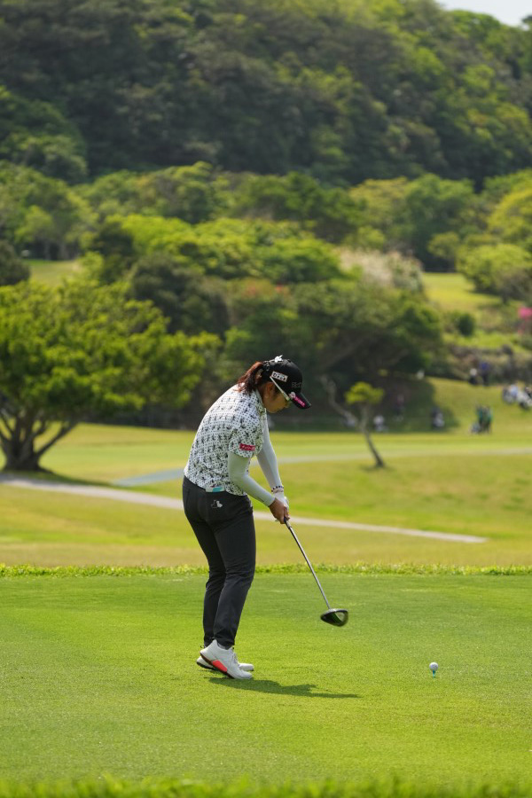 藤田さいきのドライバースイング（後方）連続写真【2022年ダイキンオーキッドレディスゴルフトーナメント】