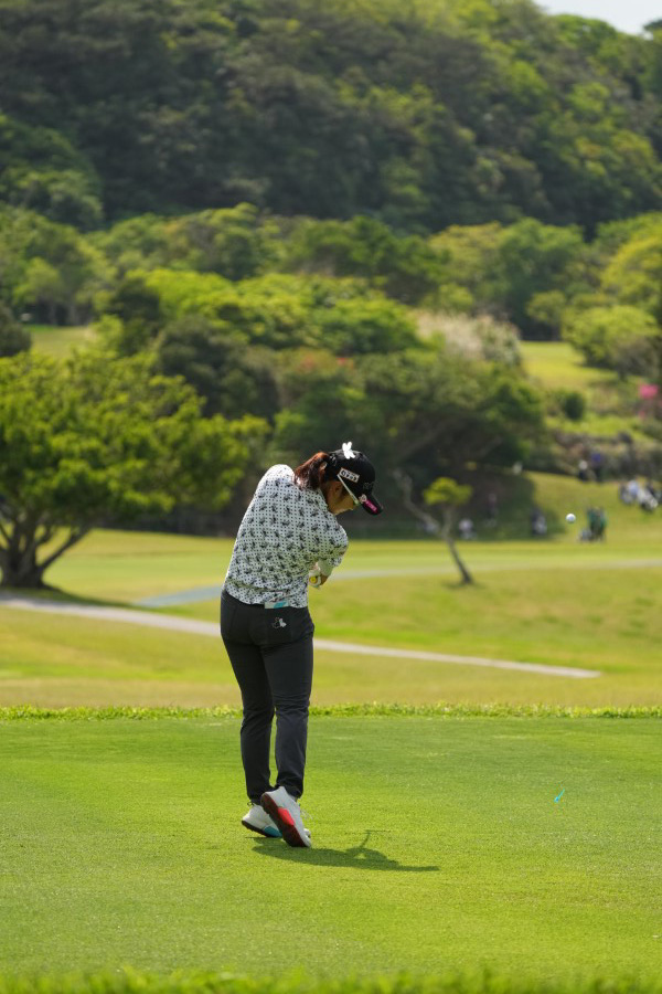 藤田さいきのドライバースイング（後方）連続写真【2022年ダイキンオーキッドレディスゴルフトーナメント】