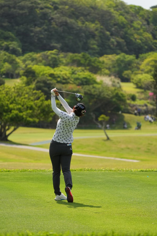 藤田さいきのドライバースイング（後方）連続写真【2022年ダイキンオーキッドレディスゴルフトーナメント】