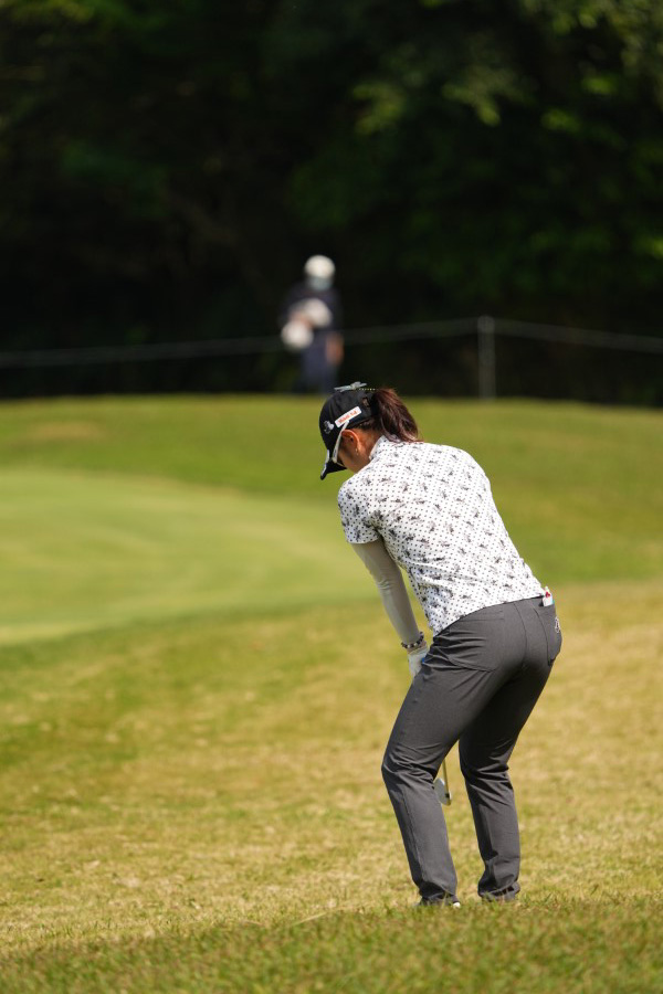 藤田さいきのウェッジスイング（ラフ）連続写真【2022年ダイキンオーキッドレディスゴルフトーナメント】