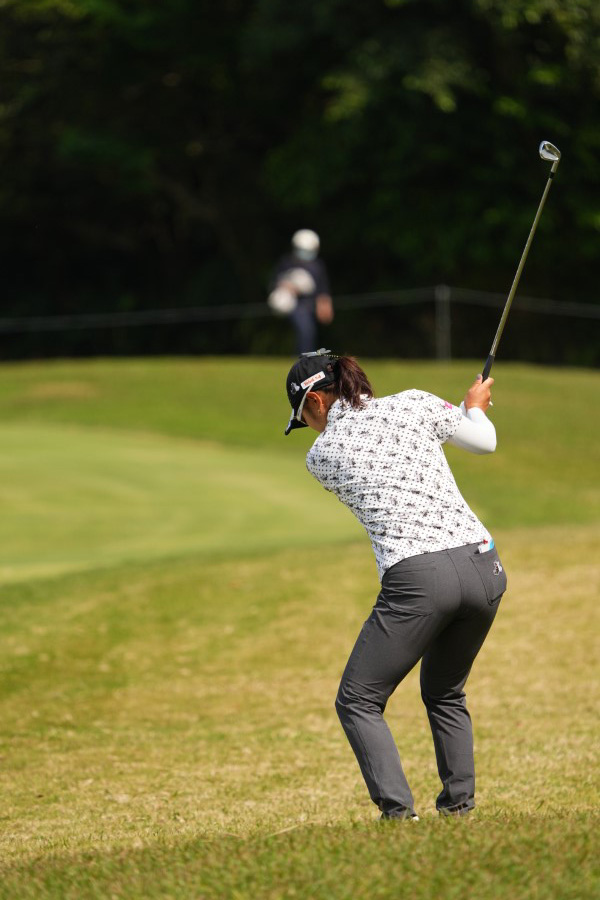 藤田さいきのウェッジスイング（ラフ）連続写真【2022年ダイキンオーキッドレディスゴルフトーナメント】