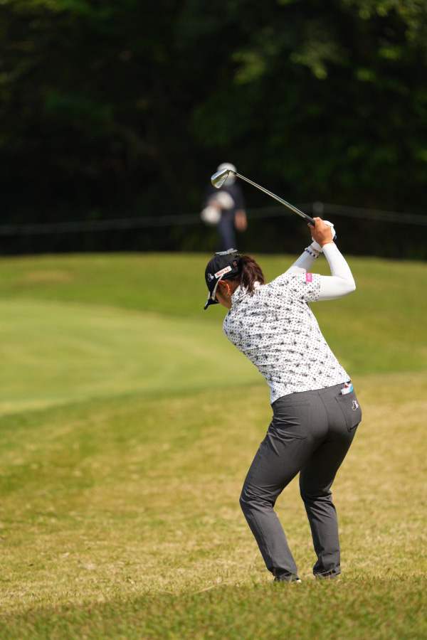 藤田さいきのウェッジスイング（ラフ）連続写真【2022年ダイキンオーキッドレディスゴルフトーナメント】