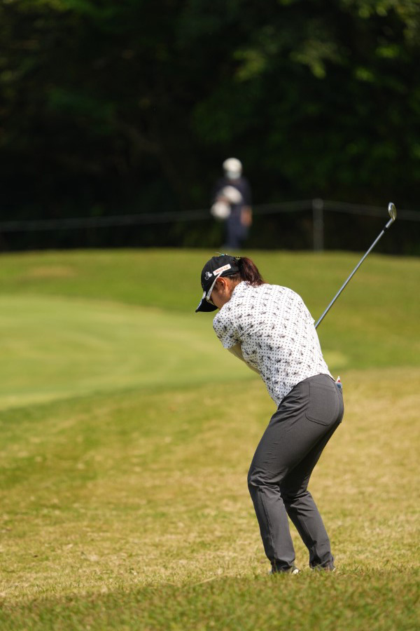 藤田さいきのウェッジスイング（ラフ）連続写真【2022年ダイキンオーキッドレディスゴルフトーナメント】