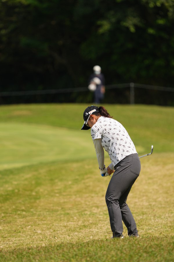 藤田さいきのウェッジスイング（ラフ）連続写真【2022年ダイキンオーキッドレディスゴルフトーナメント】