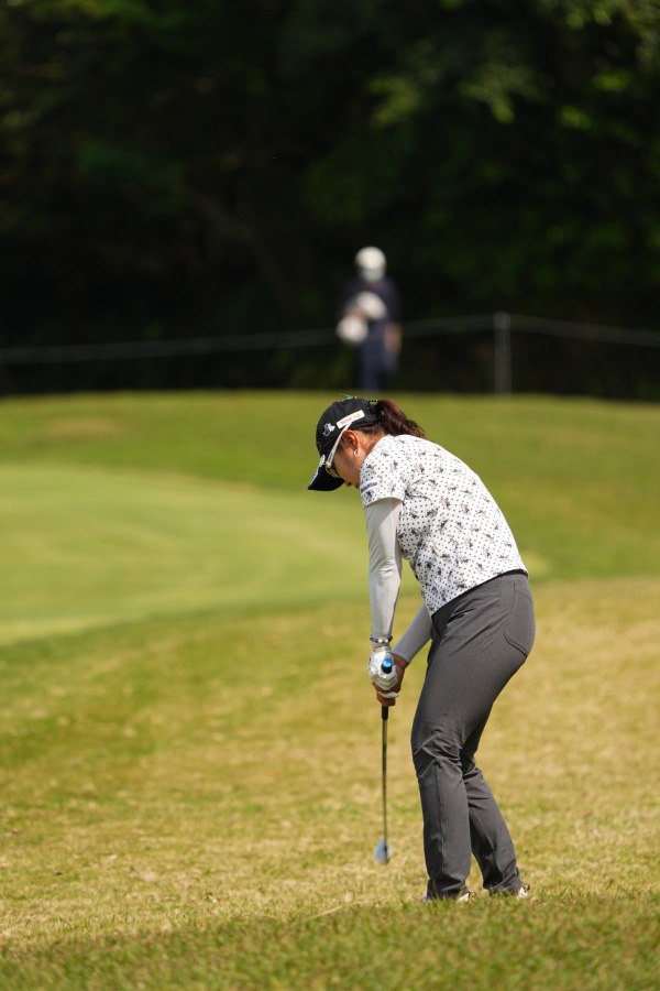 藤田さいきのウェッジスイング（ラフ）連続写真【2022年ダイキンオーキッドレディスゴルフトーナメント】