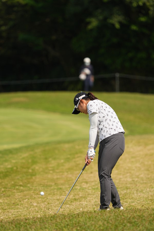 藤田さいきのウェッジスイング（ラフ）連続写真【2022年ダイキンオーキッドレディスゴルフトーナメント】