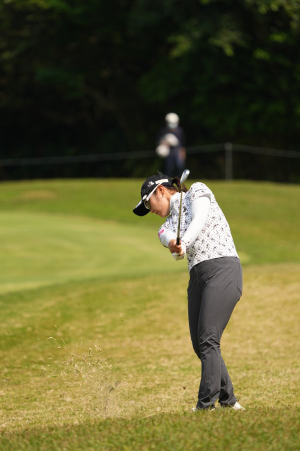 藤田さいきのウェッジスイング（ラフ）連続写真【2022年ダイキンオーキッドレディスゴルフトーナメント】