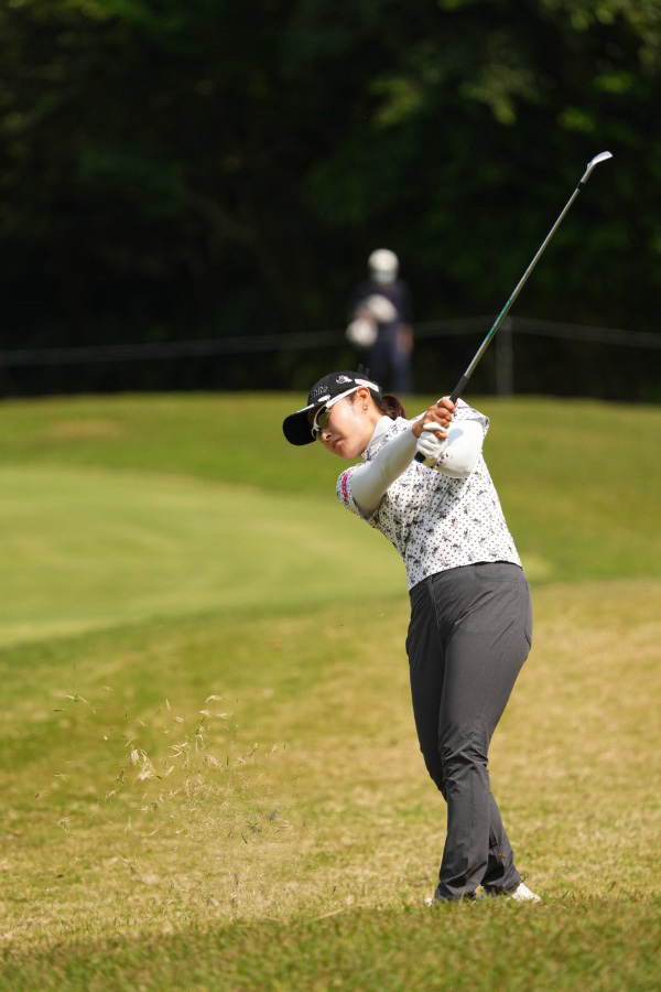 藤田さいきのウェッジスイング（ラフ）連続写真【2022年ダイキンオーキッドレディスゴルフトーナメント】