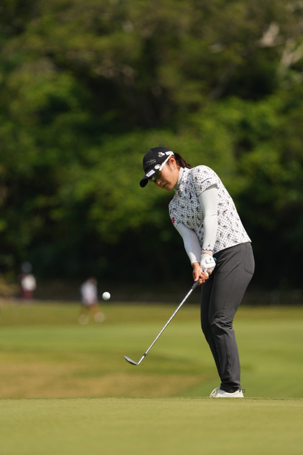 藤田さいきのウェッジスイング（アプローチ）連続写真【2022年ダイキンオーキッドレディスゴルフトーナメント】