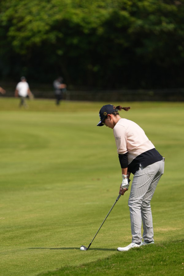 原英莉花のウェッジスイング（斜め前方）連続写真【2022年ダイキンオーキッドレディスゴルフトーナメント】