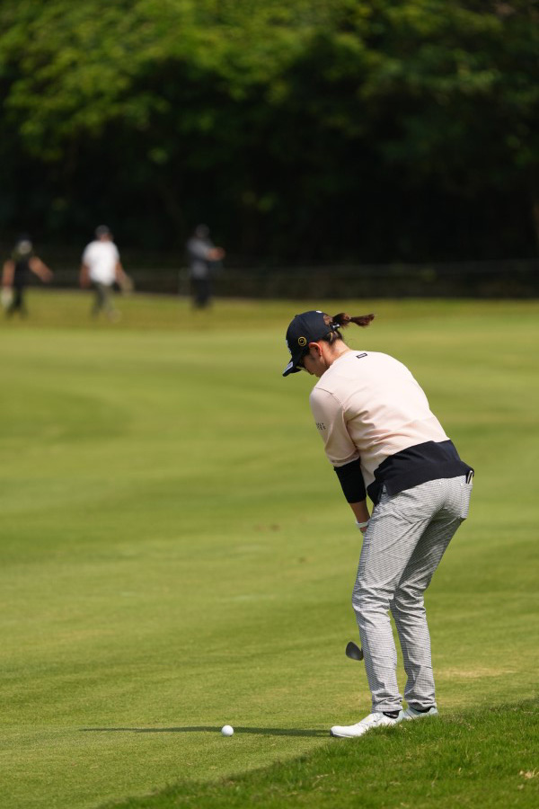 原英莉花のウェッジスイング（斜め前方）連続写真【2022年ダイキンオーキッドレディスゴルフトーナメント】