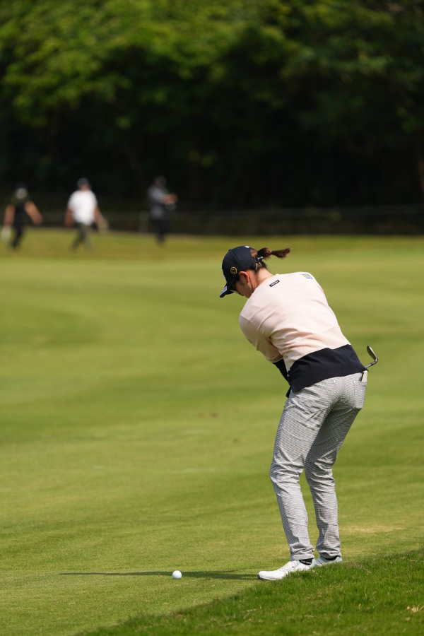 原英莉花のウェッジスイング（斜め前方）連続写真【2022年ダイキンオーキッドレディスゴルフトーナメント】