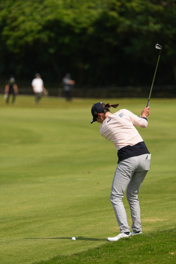 原英莉花のウェッジスイング（斜め前方）連続写真【2022年ダイキンオーキッドレディスゴルフトーナメント】