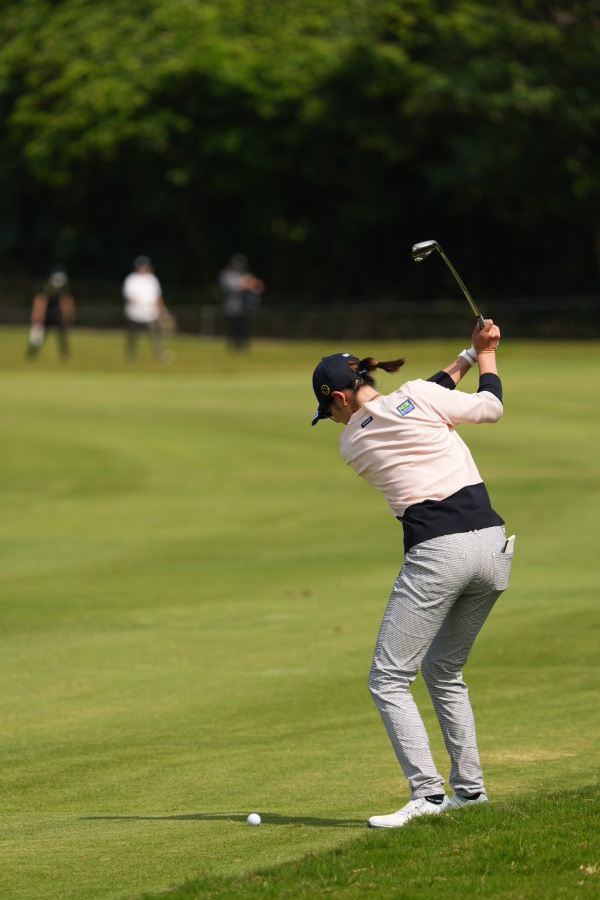 原英莉花のウェッジスイング（斜め前方）連続写真【2022年ダイキンオーキッドレディスゴルフトーナメント】