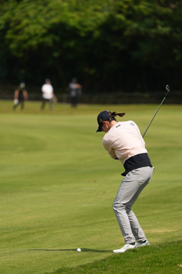 原英莉花のウェッジスイング（斜め前方）連続写真【2022年ダイキンオーキッドレディスゴルフトーナメント】